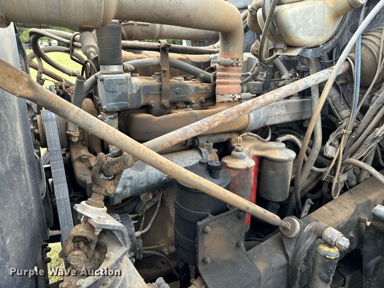 image for item IE9072 2000 Mack RD688S truck cab and chassis