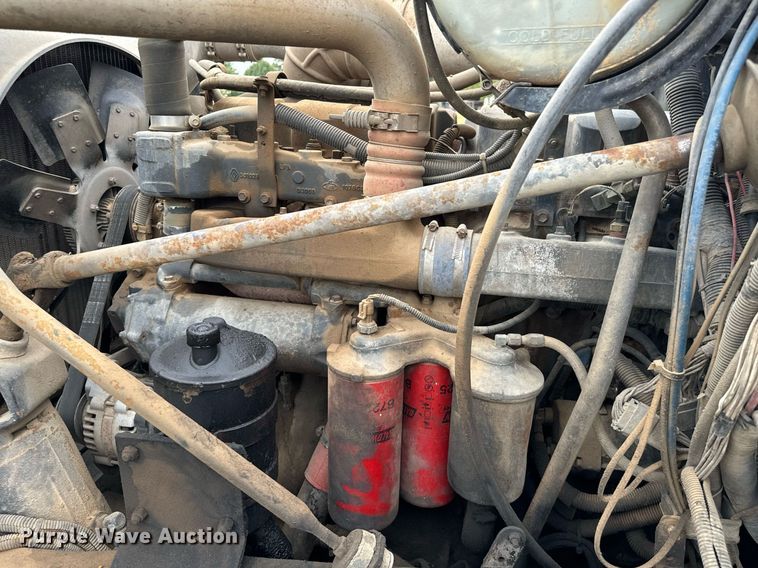 image for item IE9072 2000 Mack RD688S truck cab and chassis