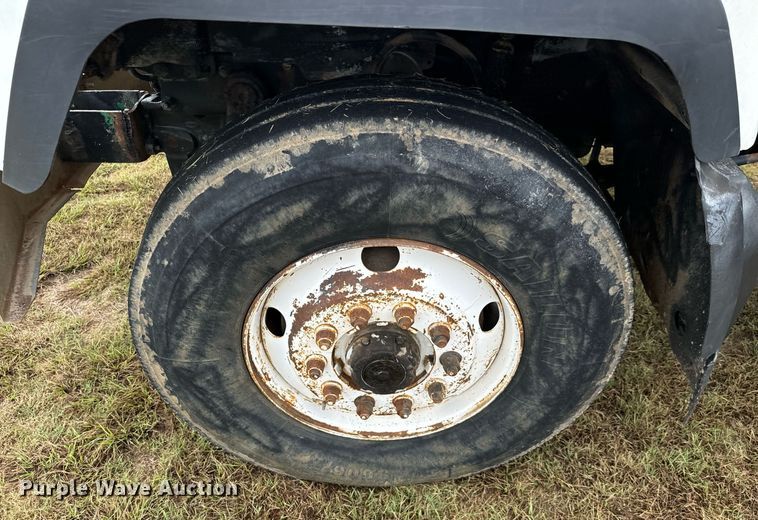 image for item IE9072 2000 Mack RD688S truck cab and chassis