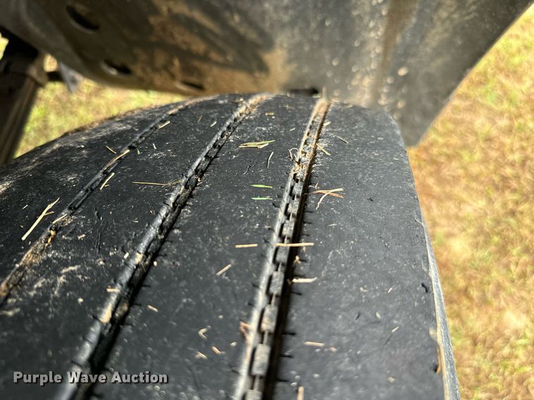 image for item IE9072 2000 Mack RD688S truck cab and chassis