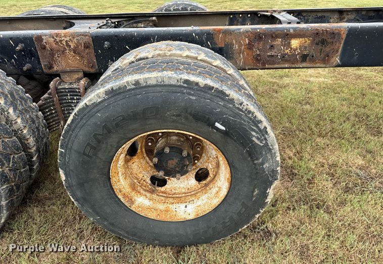 image for item IE9072 2000 Mack RD688S truck cab and chassis