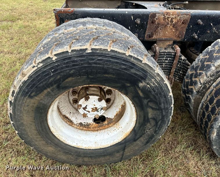 image for item IE9072 2000 Mack RD688S truck cab and chassis
