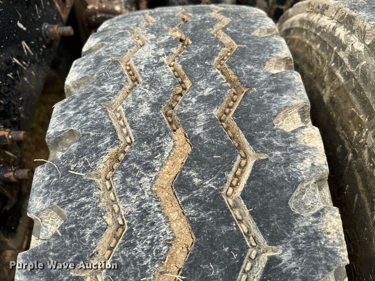 image for item IE9072 2000 Mack RD688S truck cab and chassis