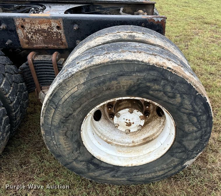 image for item IE9072 2000 Mack RD688S truck cab and chassis