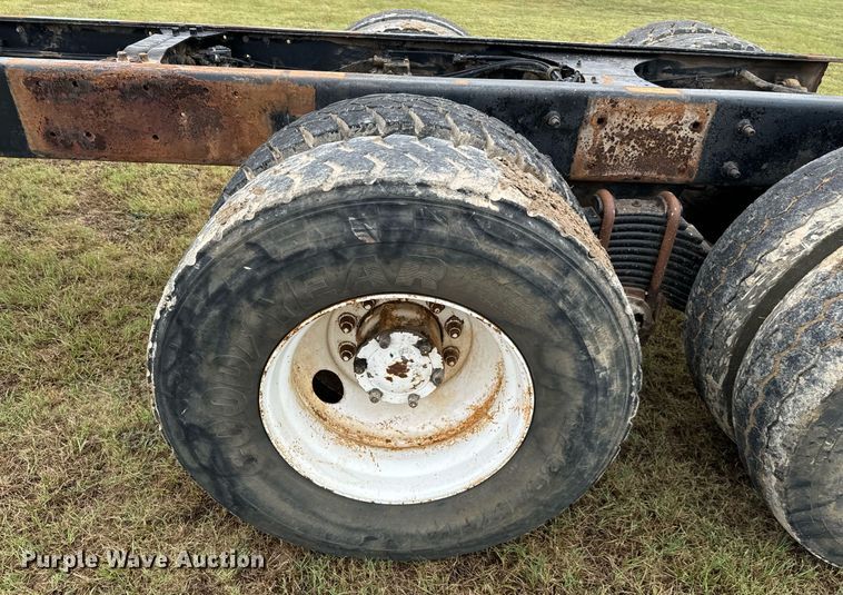 image for item IE9072 2000 Mack RD688S truck cab and chassis