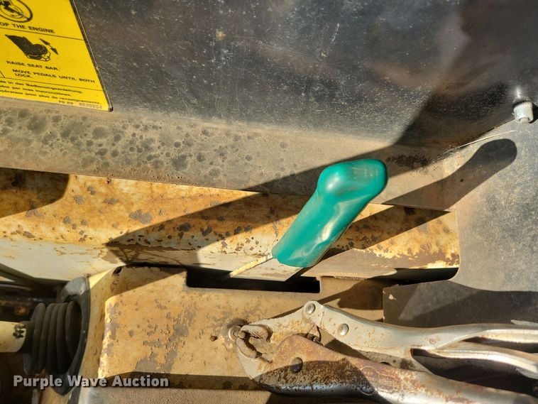 image for item JO9389 1983 Bobcat 642 skid steer loader