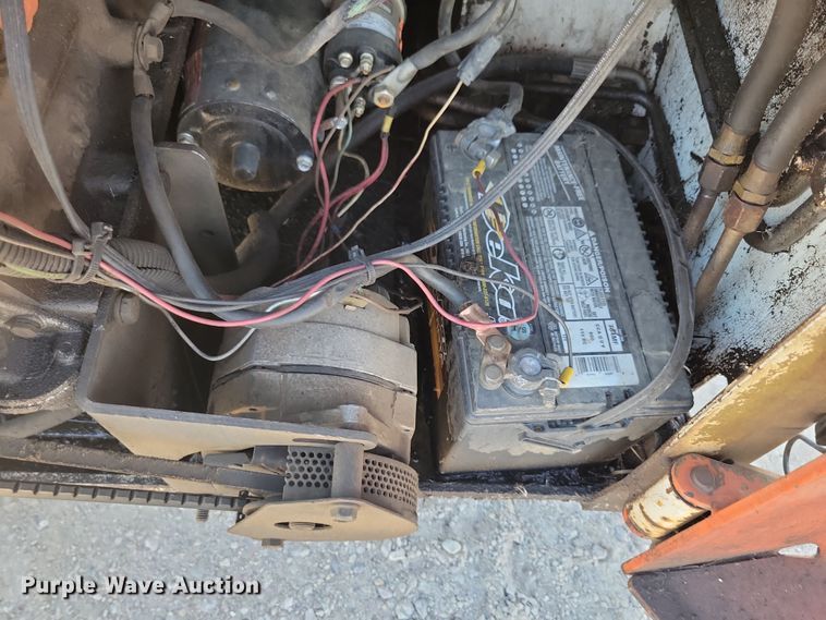 image for item JO9389 1983 Bobcat 642 skid steer loader