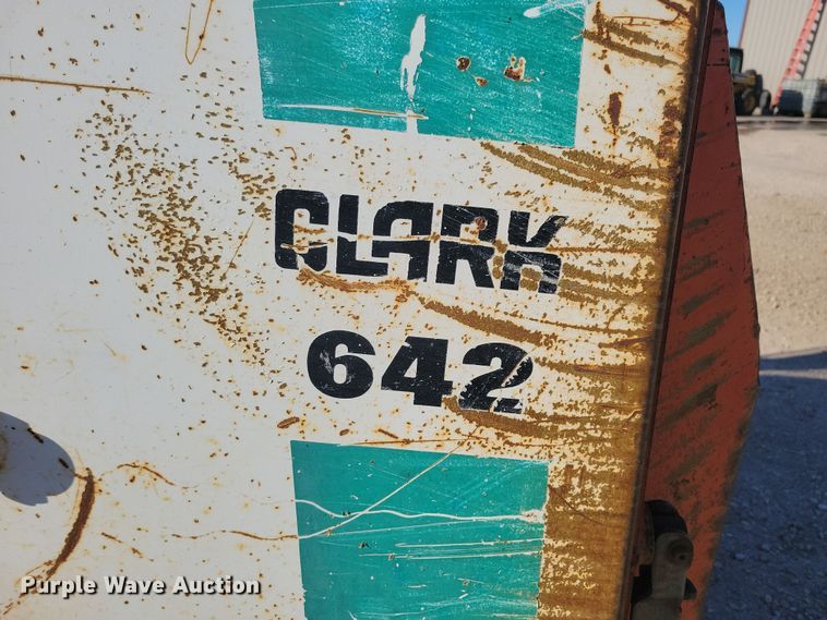 image for item JO9389 1983 Bobcat 642 skid steer loader