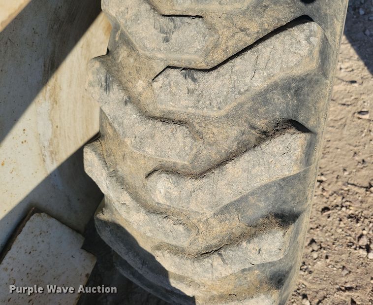 image for item JO9389 1983 Bobcat 642 skid steer loader