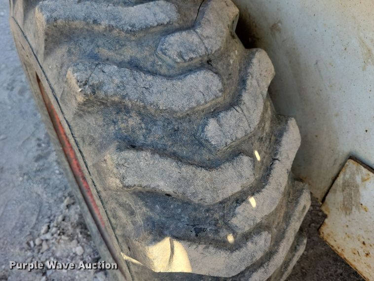 image for item JO9389 1983 Bobcat 642 skid steer loader