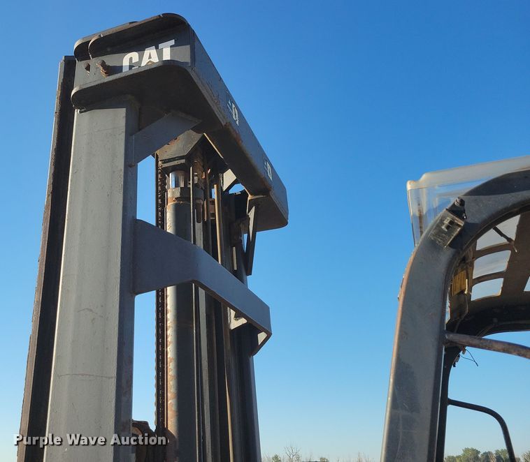 image for item JO9390 Caterpillar forklift