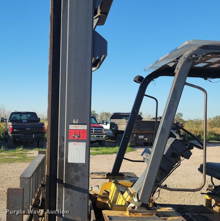 image for item JO9390 Caterpillar forklift