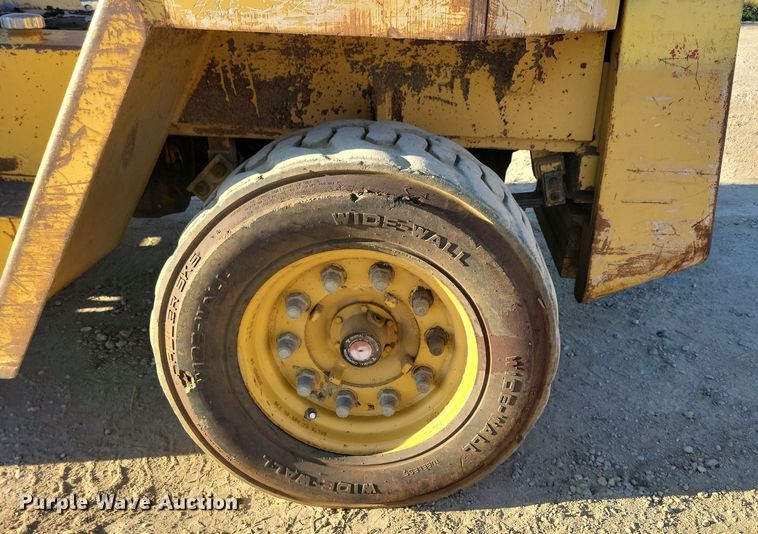 image for item JO9390 Caterpillar forklift