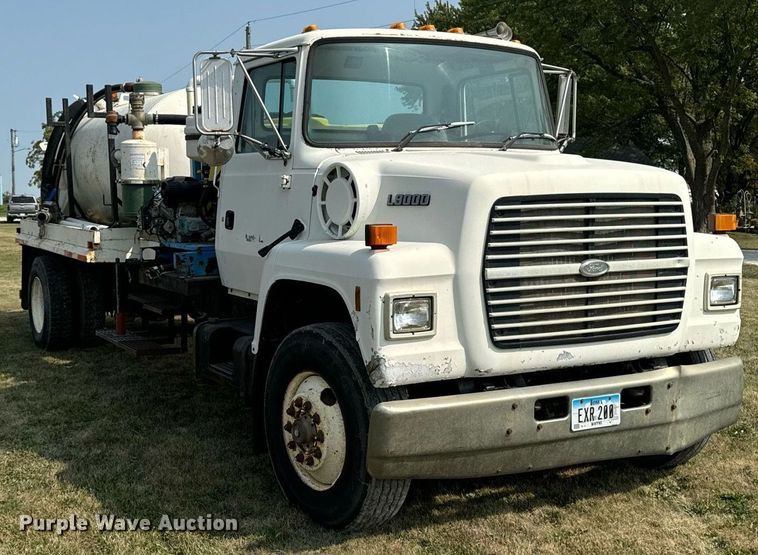image for item LC9064 1995 Ford L9000 hydrovac truck