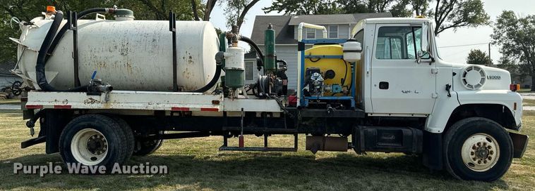 image for item LC9064 1995 Ford L9000 hydrovac truck