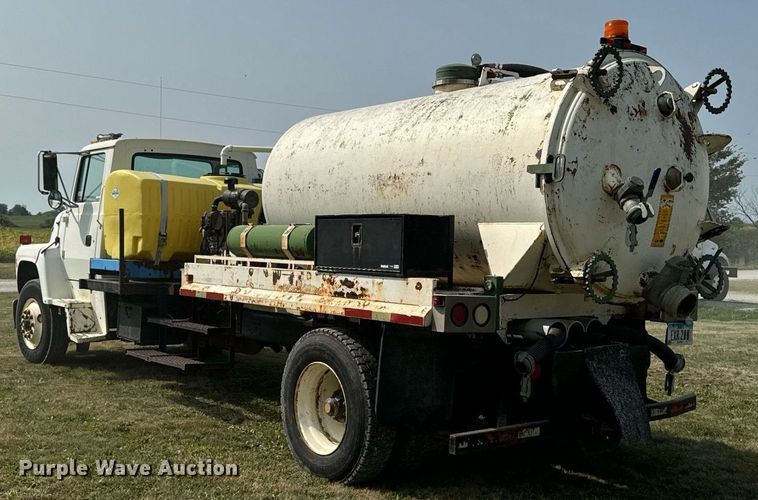 image for item LC9064 1995 Ford L9000 hydrovac truck