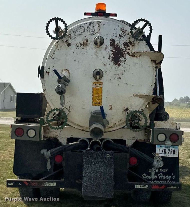 image for item LC9064 1995 Ford L9000 hydrovac truck