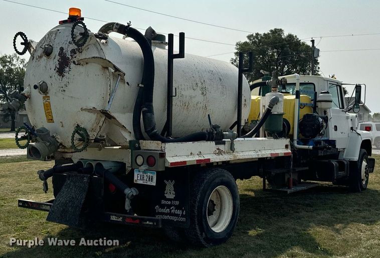 image for item LC9064 1995 Ford L9000 hydrovac truck