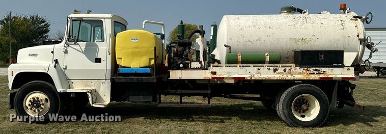 image for item LC9064 1995 Ford L9000 hydrovac truck