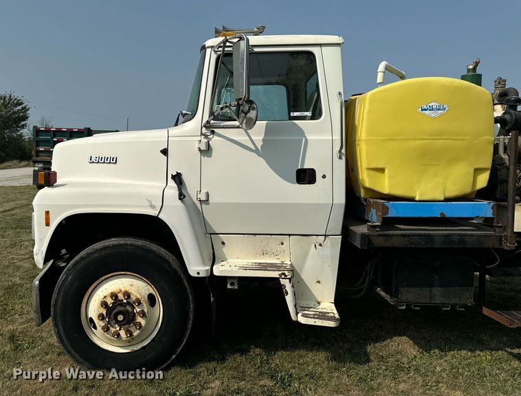 image for item LC9064 1995 Ford L9000 hydrovac truck