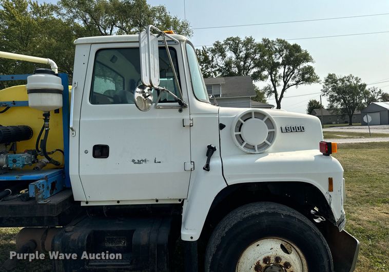 image for item LC9064 1995 Ford L9000 hydrovac truck