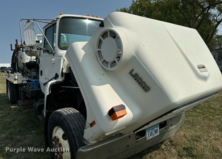 image for item LC9064 1995 Ford L9000 hydrovac truck