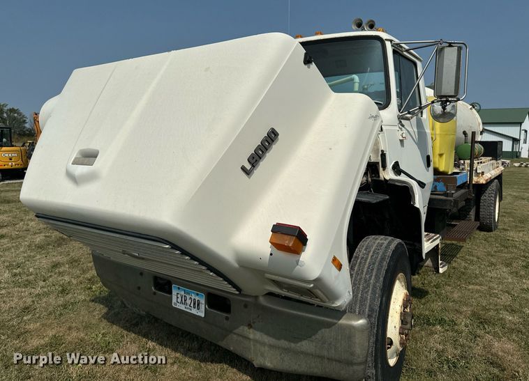 image for item LC9064 1995 Ford L9000 hydrovac truck