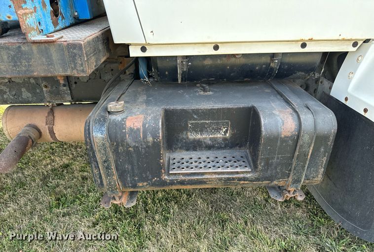 image for item LC9064 1995 Ford L9000 hydrovac truck
