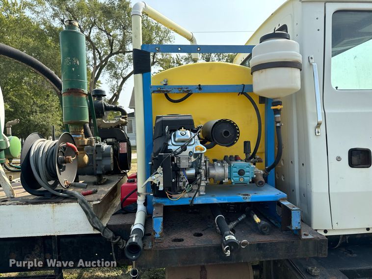 image for item LC9064 1995 Ford L9000 hydrovac truck