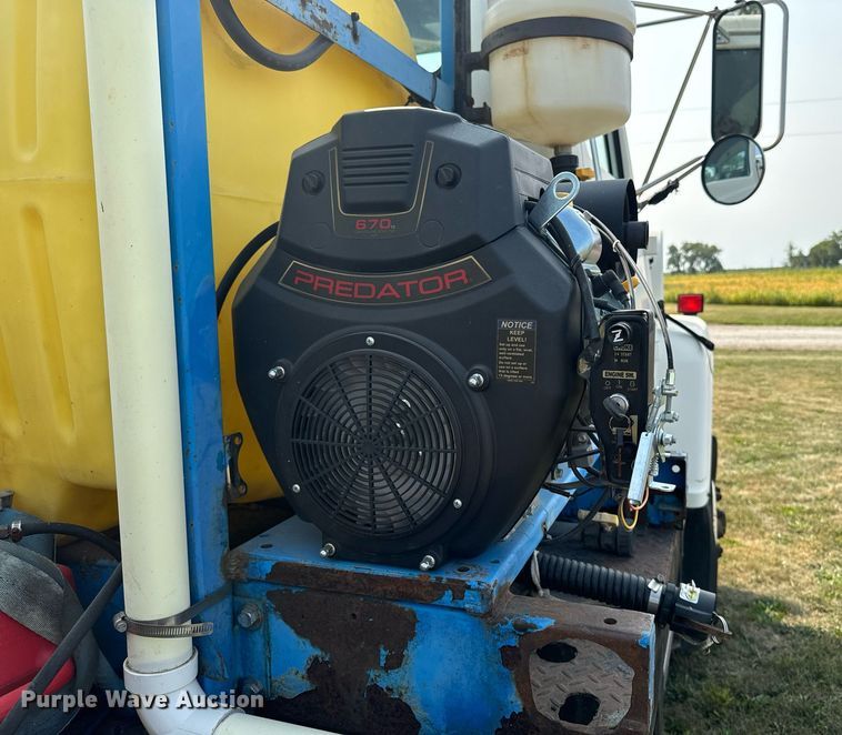 image for item LC9064 1995 Ford L9000 hydrovac truck