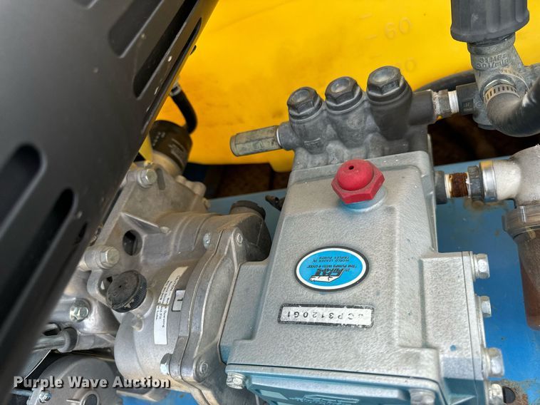 image for item LC9064 1995 Ford L9000 hydrovac truck