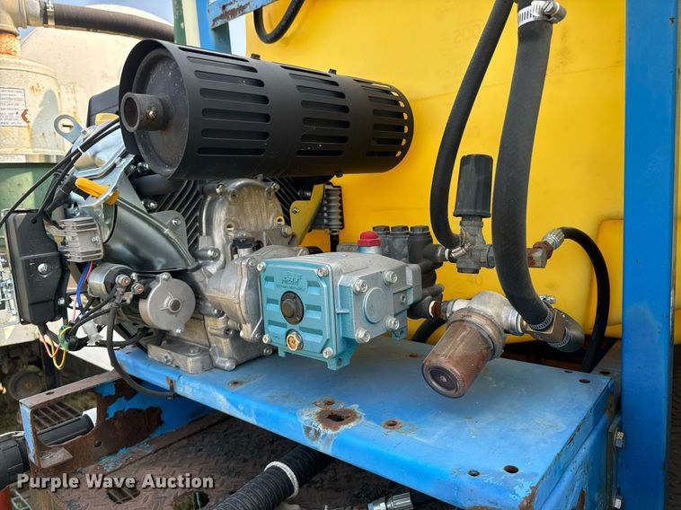 image for item LC9064 1995 Ford L9000 hydrovac truck