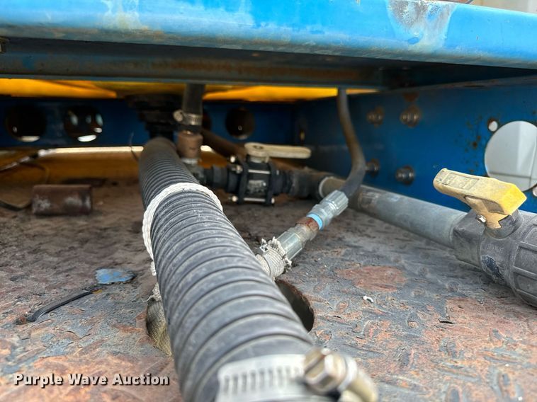 image for item LC9064 1995 Ford L9000 hydrovac truck