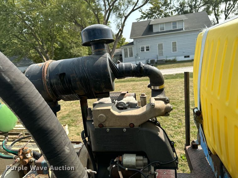 image for item LC9064 1995 Ford L9000 hydrovac truck