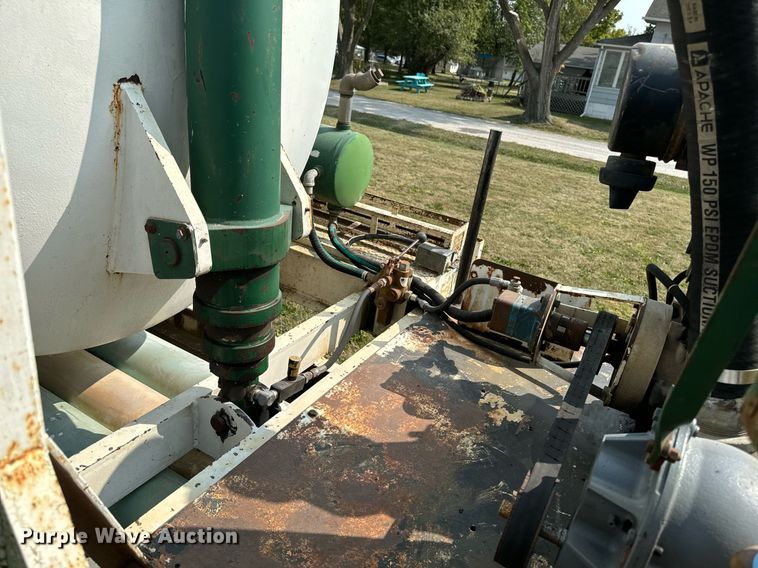 image for item LC9064 1995 Ford L9000 hydrovac truck