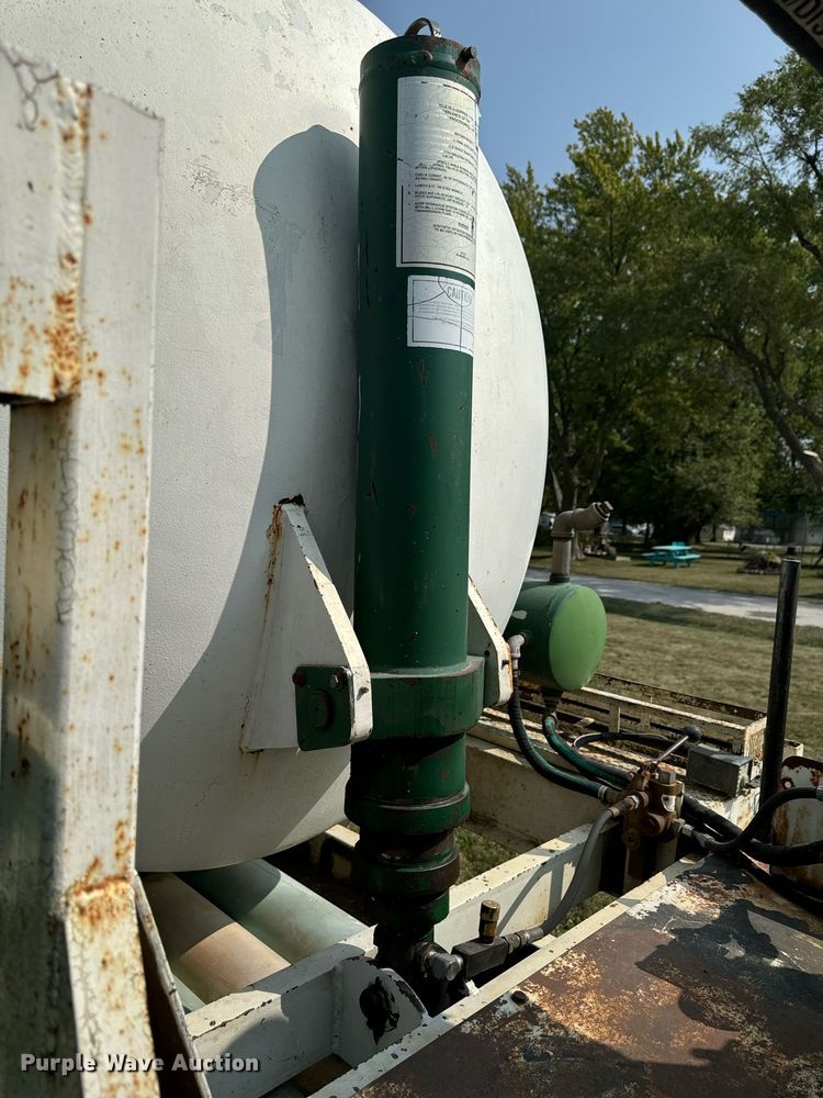 image for item LC9064 1995 Ford L9000 hydrovac truck