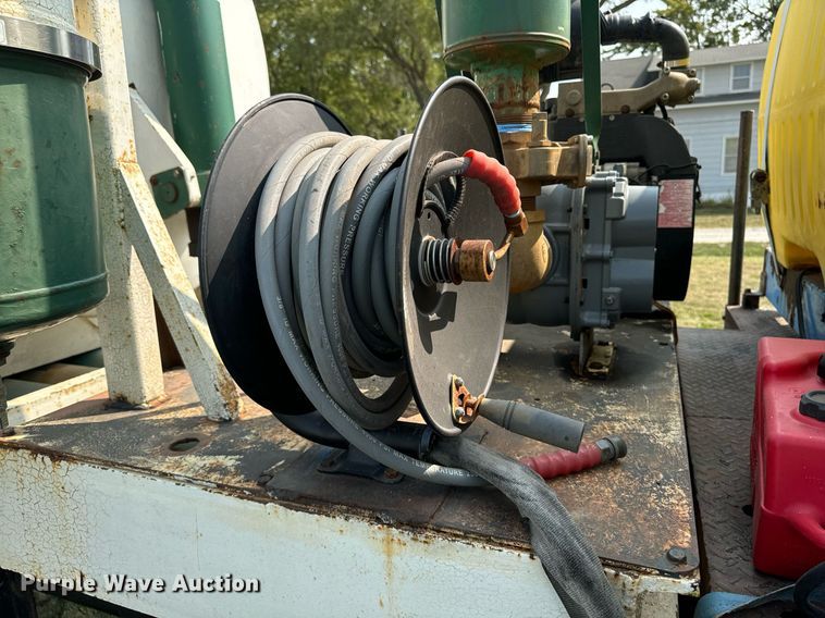 image for item LC9064 1995 Ford L9000 hydrovac truck