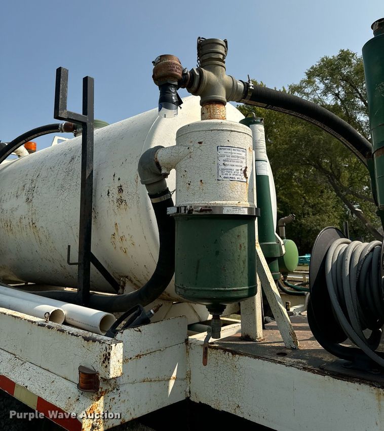 image for item LC9064 1995 Ford L9000 hydrovac truck