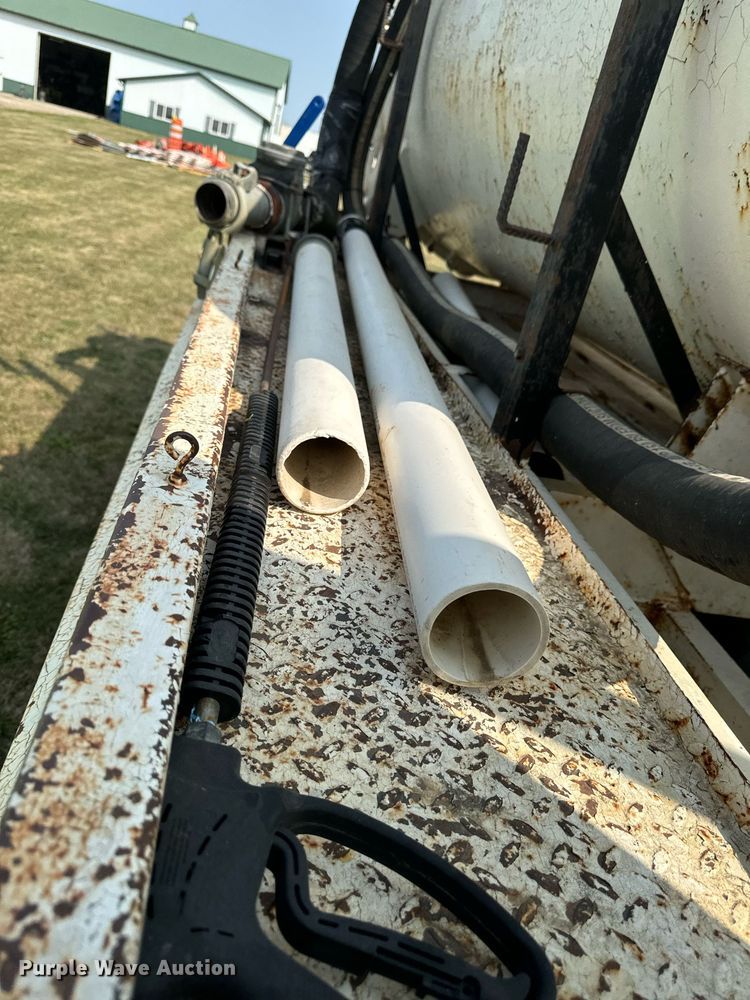 image for item LC9064 1995 Ford L9000 hydrovac truck