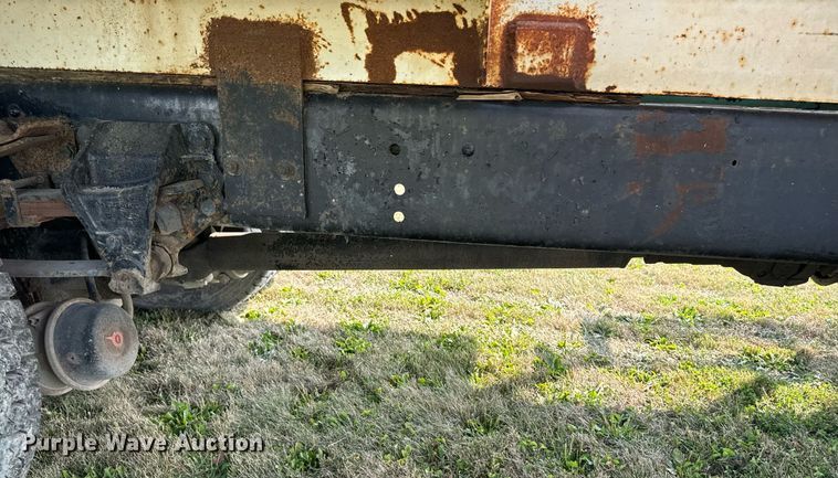 image for item LC9064 1995 Ford L9000 hydrovac truck