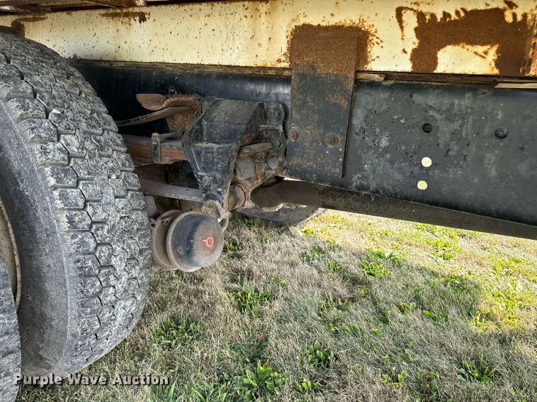 image for item LC9064 1995 Ford L9000 hydrovac truck