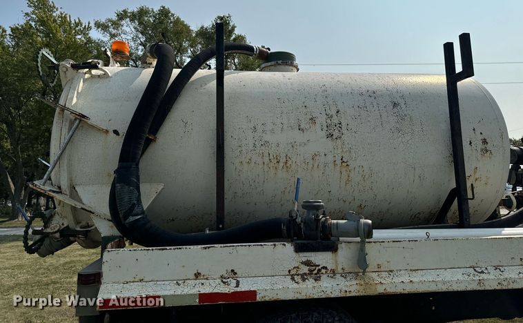 image for item LC9064 1995 Ford L9000 hydrovac truck