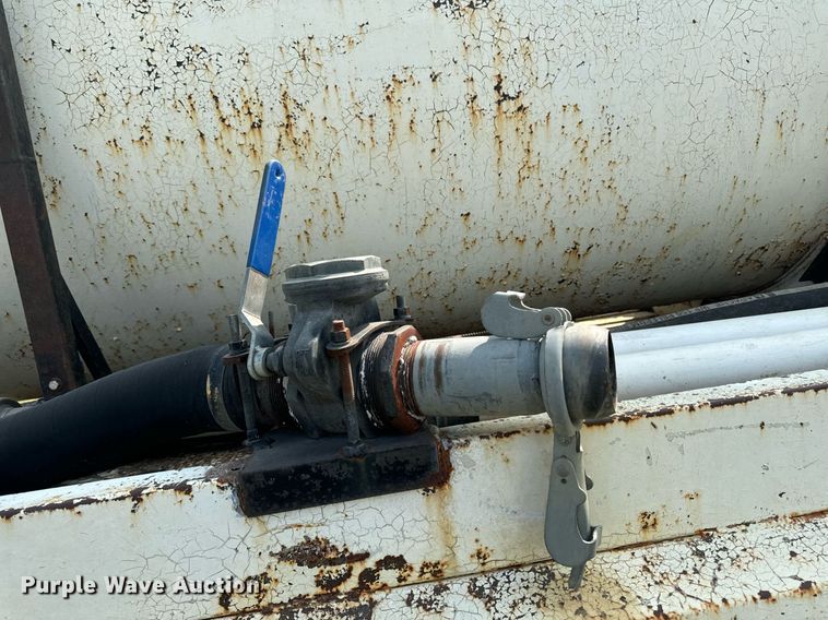 image for item LC9064 1995 Ford L9000 hydrovac truck