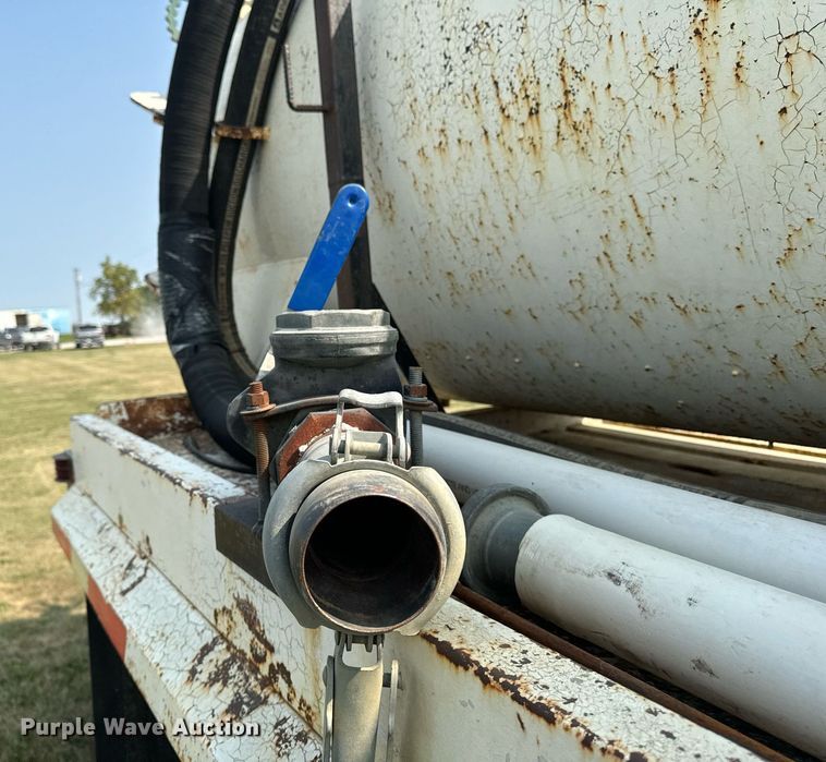 image for item LC9064 1995 Ford L9000 hydrovac truck