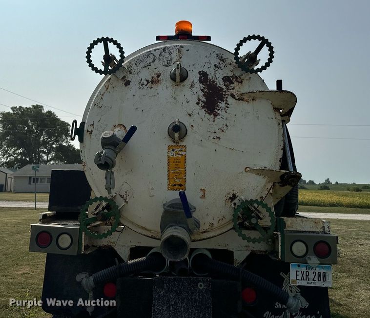 image for item LC9064 1995 Ford L9000 hydrovac truck