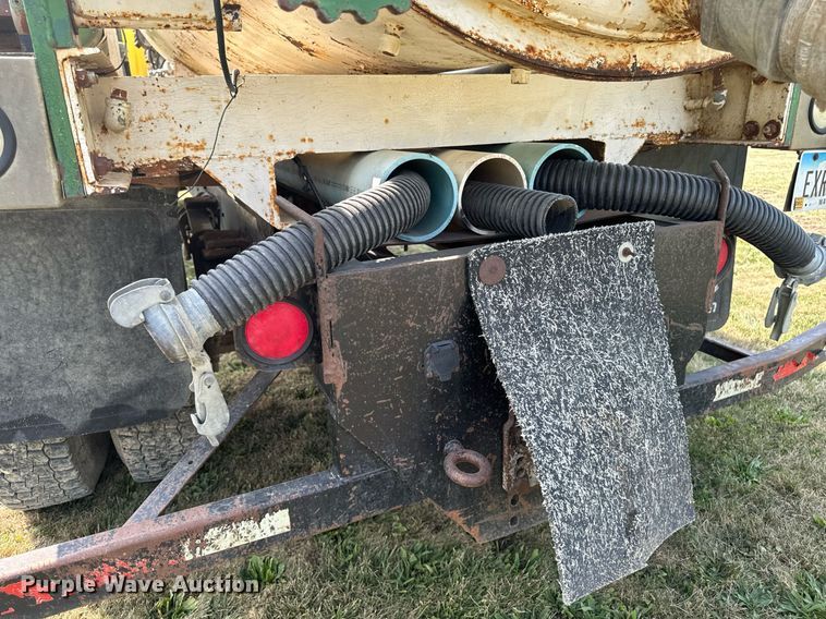 image for item LC9064 1995 Ford L9000 hydrovac truck