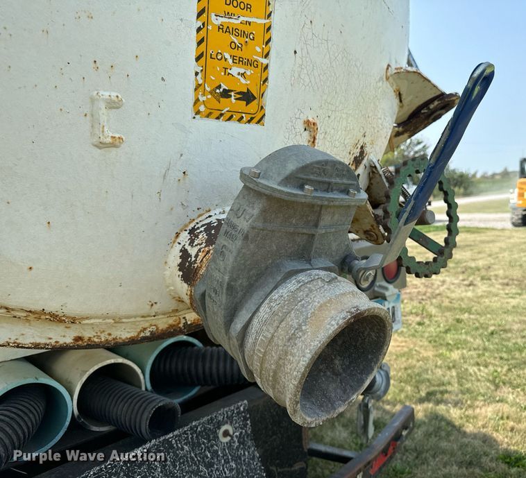 image for item LC9064 1995 Ford L9000 hydrovac truck