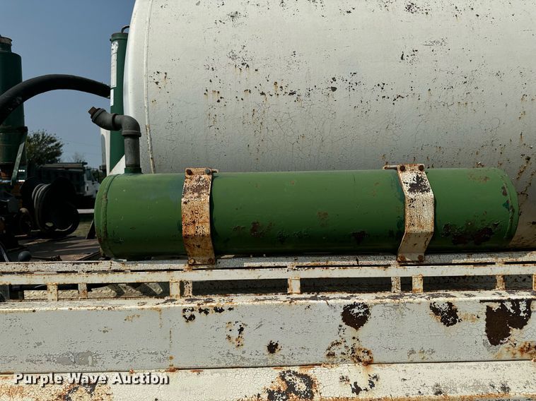 image for item LC9064 1995 Ford L9000 hydrovac truck