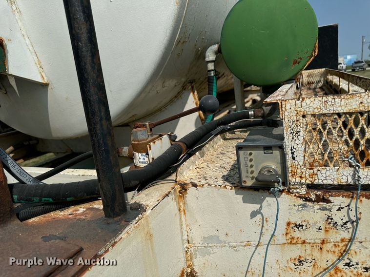 image for item LC9064 1995 Ford L9000 hydrovac truck