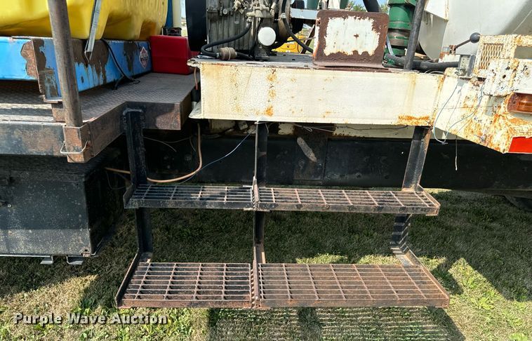 image for item LC9064 1995 Ford L9000 hydrovac truck